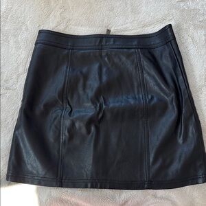 GUESS Size 0 - Black Leather Skirt